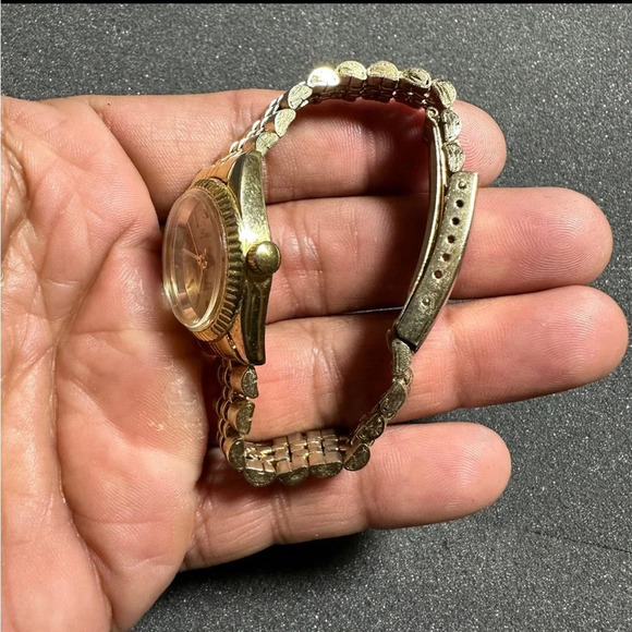 Ladies pearl diamond quartz watch gold tone gold dial working new battery - Picture 6 of 9